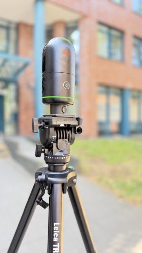 Nahaufnahme des Leica 3D-Laserscanners für die hochpräzise digitale Bestandserfassung im Außenbereich.