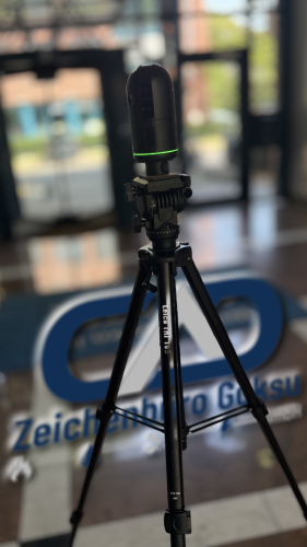 Ein Leica 3D-Laserscanner steht im Eingangsbereich bereit für das digitale Aufmaß eines Gebäudes.
